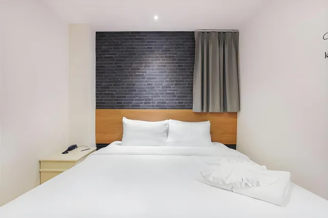 Standard, King Bed, No Window، Pula Silom 1/2