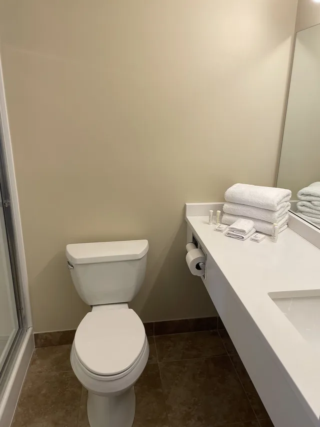 غرفة بإطلالة على البحر مفردة بسرير كينج مع أريكة، Hampton House Hotel 5/8