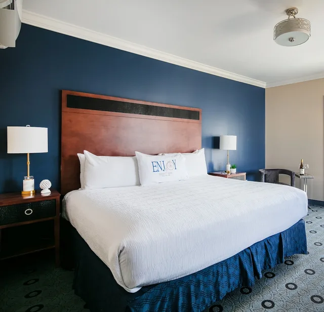 Collection, Street, Guest Room, King Bed, Water Front, Main Building، Bicycle Street Inn and Suites 1/2
