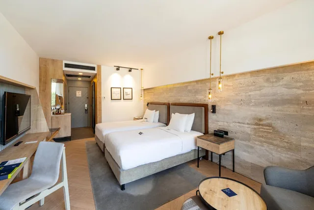 غرفة بسريرين منفصلين بإطلالة على البحر، DoubleTree by Hilton Antalya-Kemer All-Inclusive Resort 5/9