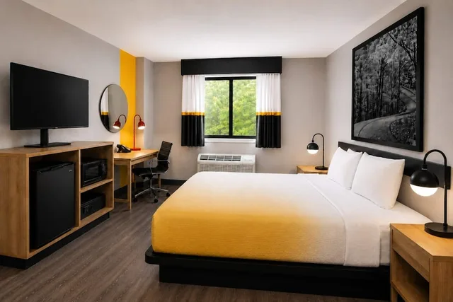 Room, Queen Bed, Super 8 By Wyndham Champaign 1/10