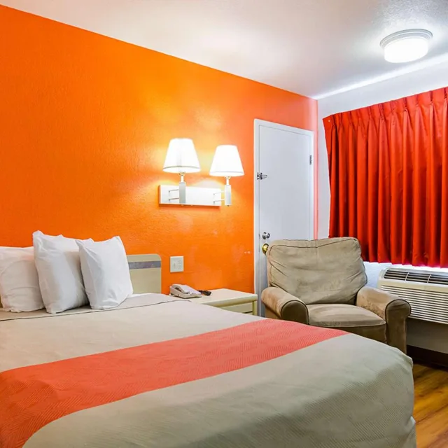 1 Queen Bed - Mob Acc Ri Shwr Nsmk Micfridg، Motel6 Mitchell, SD 4/6