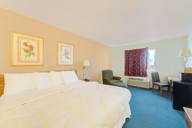 غرفة بسرير كينج، Capital O Amerihost Inn and Suites Mexico Hwy 54 MO 1/5