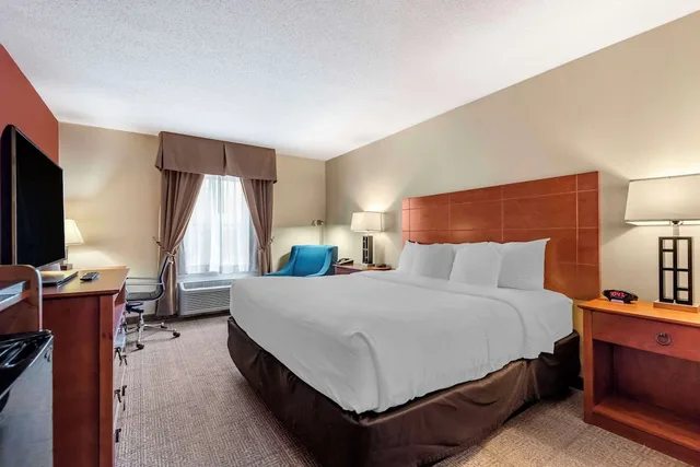 غرفة ديلوكس بسرير كينج مع أريكة، Comfort Inn Augusta Me 4/9