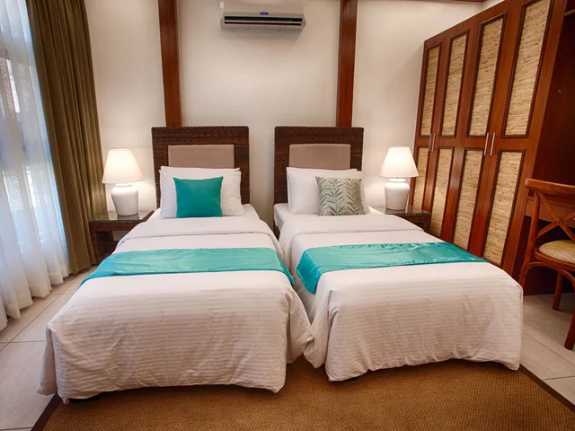 شقة ديلوكس بسرير كوين وسرير فردي بإطلالة على المسبح بغرفتي نوم، Vida Homes Condo Resort 2/9