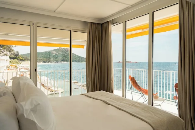 جناح عائلي بسريرين مزدوجين بإطلالة على البحر مع أريكة، Hotel Les Roches Rouges 4/7