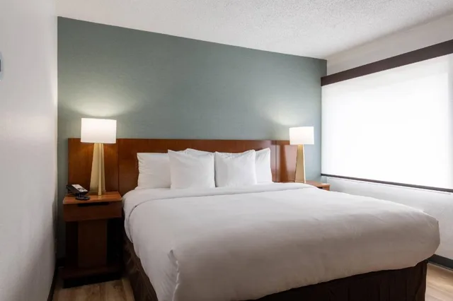 غرفة بسرير كينج، Comfort Inn - Dedham-Boston MetroWest 2/3