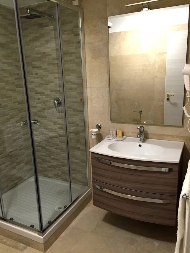 غرفة كومفورت ثلاثية بسرير مزدوج وسرير فردي، Hotel Riviera Palace 4/5