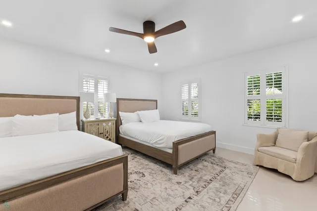 غرفة بسرير كينج وسريرين مزدوجين بغرفتي نوم بمطبخ، Romora Bay Resort Marina 1/3