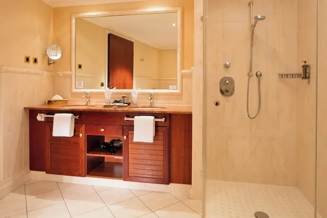 جناح بسرير كينج بإطلالة على البحر بشرفة مع أريكة، Hotel Gran Belveder 3/3