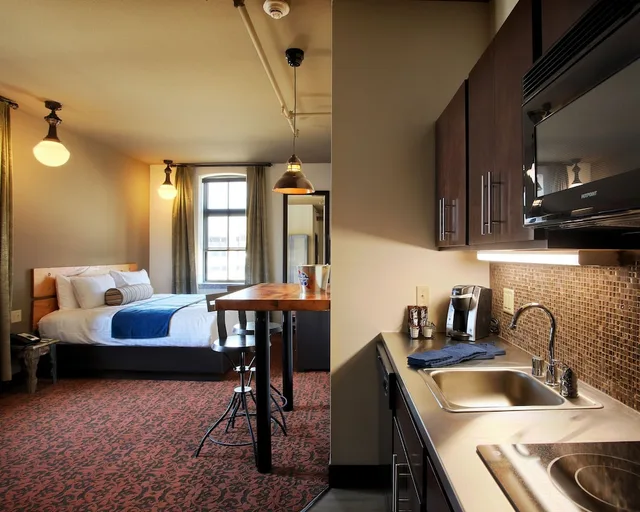 جناح بسرير كينج مع أريكة، The Brewhouse Inn Suites 3/4