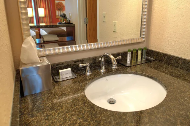 جناح بسرير كينج بغرفتين مع أريكة بمنطقة جلوس، Doubletree By Hilton Hotel St Louis Chesterfield 1/1
