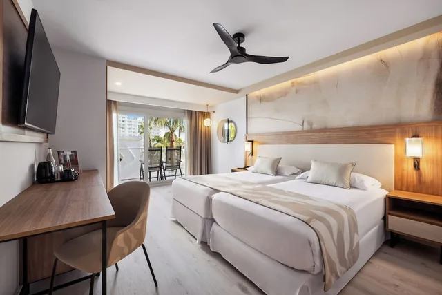 غرفة بسريرين منفصلين بشرفة بإطلالة جزئية على البحر مع أريكة، Riu Palace Nautilus - Adults Only 5/10
