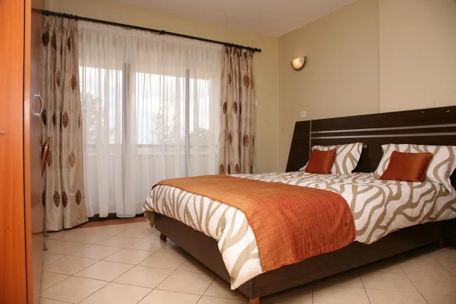 جناح بسرير كوين، Nairobi Transit Hotel 2/2
