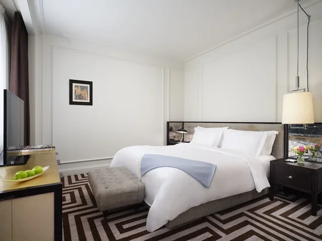 Deluxe, King Bed, Rosewood London 1/5