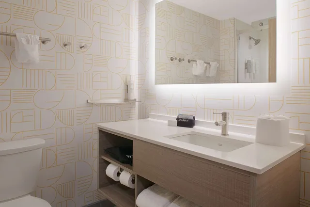 جناح بسرير كينج بإطلالة على الفناء بغرفة نوم واحدة، Home2 Suites by Hilton Little Rock Midtown Medical Center 3/4