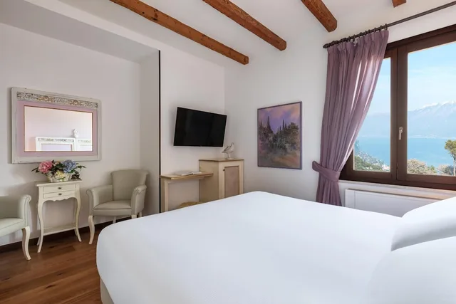 غرفة كلاسيكية بسرير كوين بإطلالة على البحيرة، Boutique Hotel Villa Sostaga 9/10
