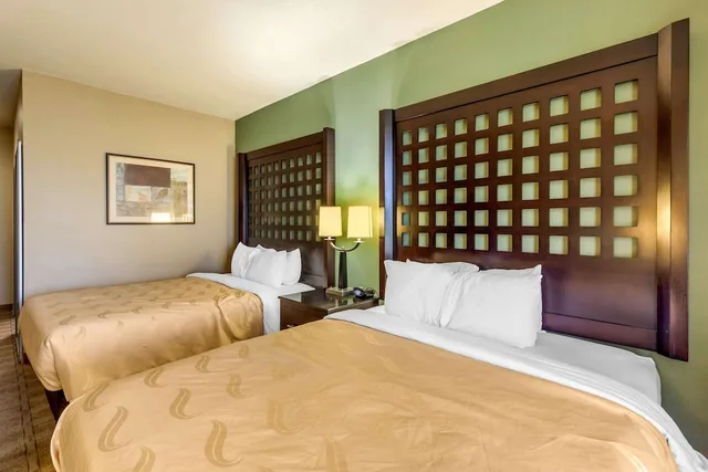 جناح بسريرين كوين مع أريكة، Quality Inn Suites Durant 6/10