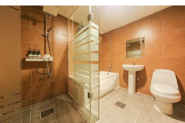 Deluxe, 1 Double and 1 Single Bed, Elysee Hotel 4/6
