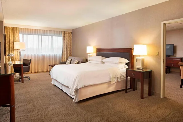 Suite, King Bed, Sofa, Club Floor, Corner، Sheraton Sioux Falls Convention Center 3/6