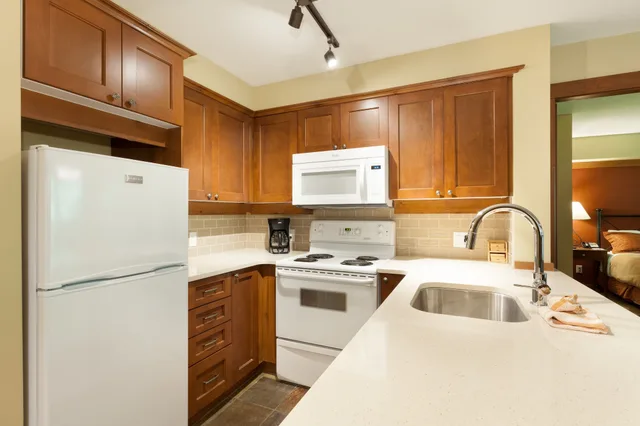 غرفة بسرير بطابقين وسريرين كوين بـ3 غرف نوم مع أريكة، Horstman House By Whistler Premier 10/10