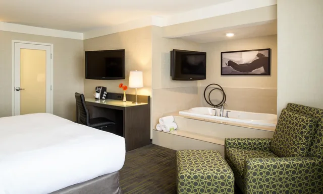 جناح بحوض جاكوزي، Saskatoon Inn 1/3