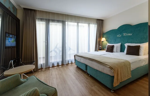 غرفة ديلوكس بسرير كوين وسرير فردي مع سرير إضافي، La Prima Fashion Hotel Budapest 4/6