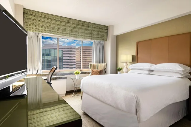غرفة بسرير كوين، The Stamford Hotel 1/2