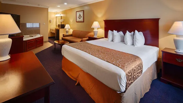 جناح بسرير كينج بغرفتين مع أريكة بجاكوزي، Best Western Forest Inn 2/7