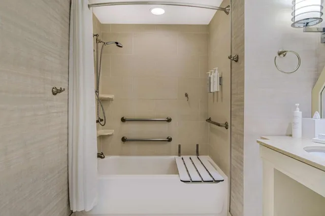 غرفة بسرير كينج بغرفة نوم واحدة مع أريكة لذوي الإعاقة، Embassy Suites by Hilton Houston Downtown 4/4