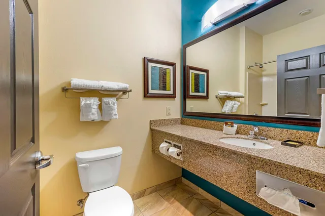 جناح بسريرين كوين مع أريكة بمطبخ، Best Western Plus Patterson Park Inn 2/2