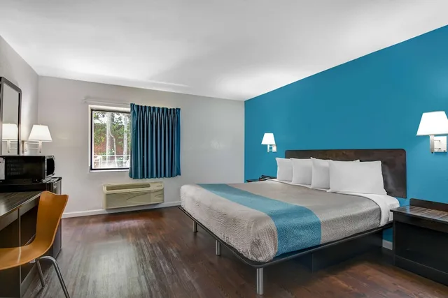 غرفة قياسية بسرير كينج لذوي الإعاقة، Motel6 Norcross, GA 1/5