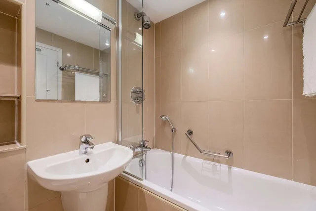 غرفة قياسية بثلاثة أسرّة، Quality Hotel Hampstead 2/2