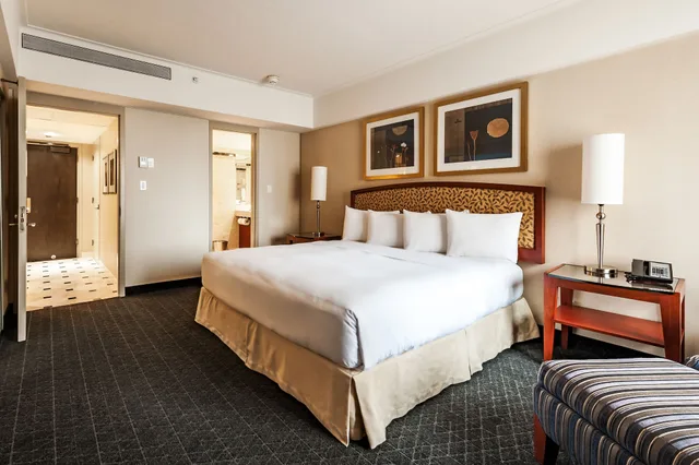 1 Bedroom, Executive, Suite, 1 King and 2 Queen Beds, Murphy Bed، Hotel Montreal Bonaventure 1/5
