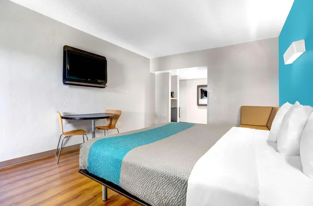 1 King Bed - Mobility Access RI Shwr Smk، Motel6 Jacksonville, NC 3/9