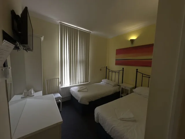 غرفة أساسية بسريرين منفصلين، Manor Hotel 1/4
