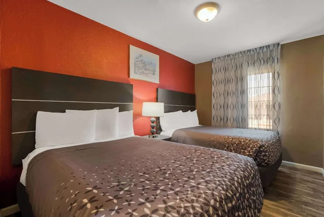 جناح بسريرين مزدوجين مع أريكة، Rodeway Inn Near Coachella 1/1