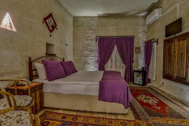 Cave, Double Bed، Hidden Cave 3/10