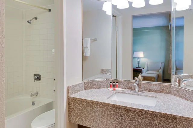 غرفة بسرير كينج، Baymont by Wyndham Jacksonville Orange Park 3/3