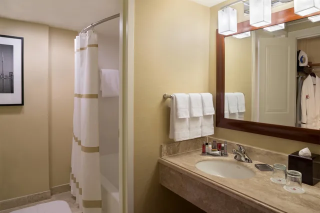 غرفة كلوب بسريرين كوين، Toronto Airport Marriott 2/4