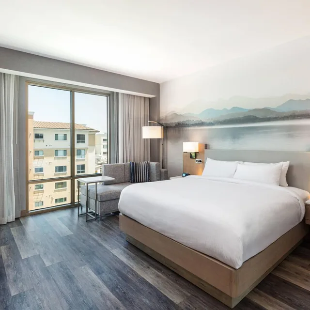 جناح بسرير كينج بغرفة نوم واحدة مع أريكة بحوض استحمام لذوي الإعاقة، Courtyard By Marriott Los Angeles Monterey Park 1/2