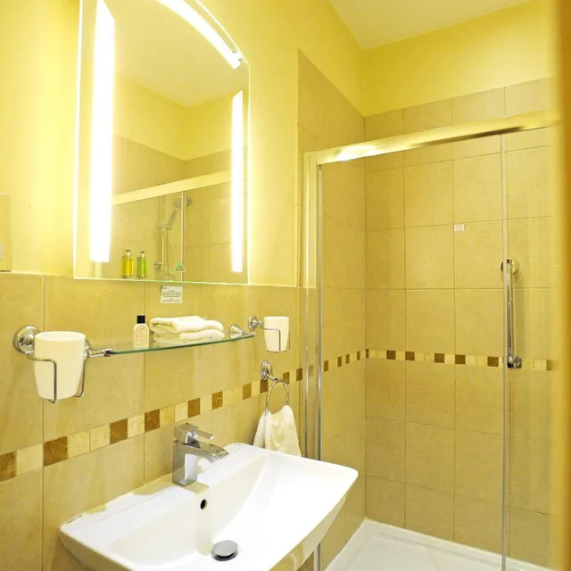 غرفة مفردة، The Royal Hotel 1/5