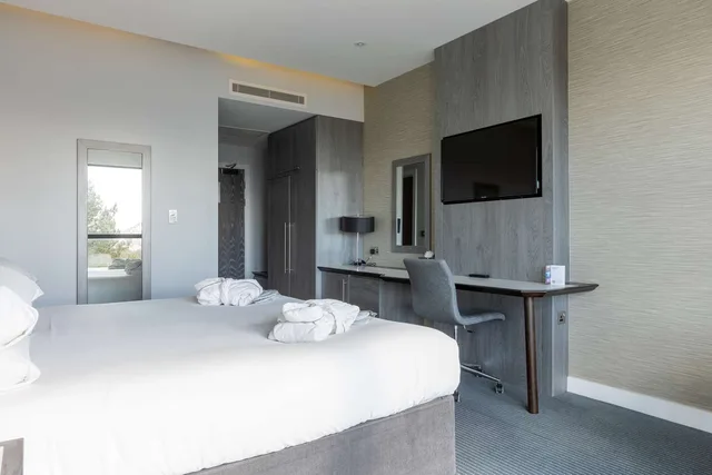 King Deluxe Room with View, Comp Wifi/Coffee-Tea Facilities/40 Inch Hdtv, 25 Sqm/Iron and Board/Mini Fridge، Doubletree By Hilton Edinburgh Queensferry Crossing 2/3