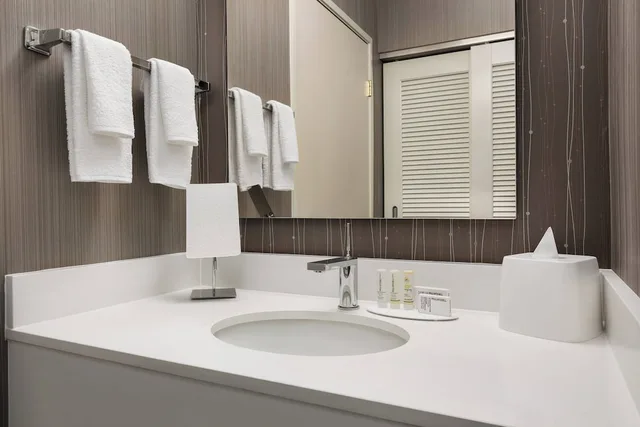 غرفة بسرير كينج بإطلالة على الفناء بشرفة مع أريكة، Courtyard Roseville 5/6
