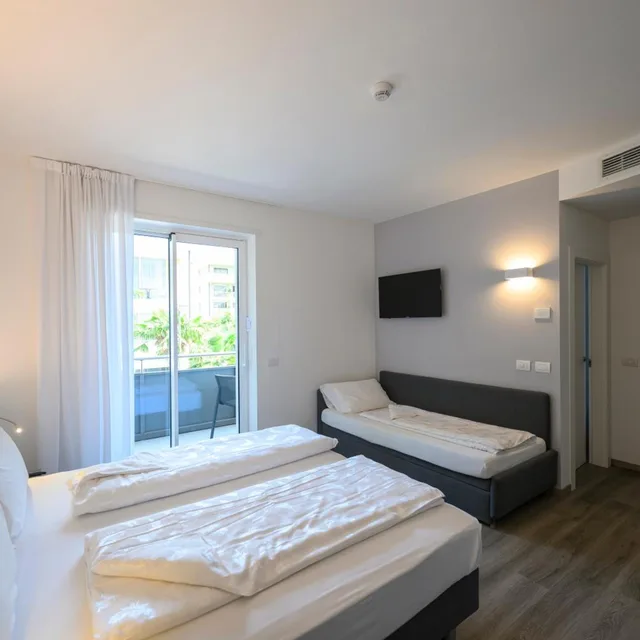 غرفة ثلاثية، Hotel Riviera 2/10