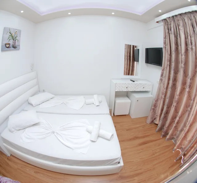 غرفة بسرير مزدوج أو سريرين منفصلين بإطلالة على البحر، Hotel Iliria Sarande 4/5