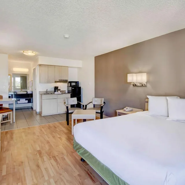 Room, King Bed, Sofa, Near Beach، Studio6 Tucson, AZ - Irvington Road 1/5