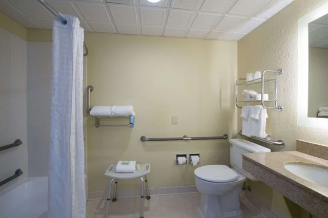 غرفة قياسية بسرير كوين يُسمح فيها بالحيوانات الأليفة لذوي الإعاقة، Best Western Plus Franklin Square Inn Troy/Albany 9/10