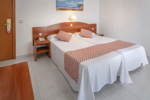 Room, Double Bed, Balcony, GHT Balmes Hotel, Aparthotel & Splash 7/10