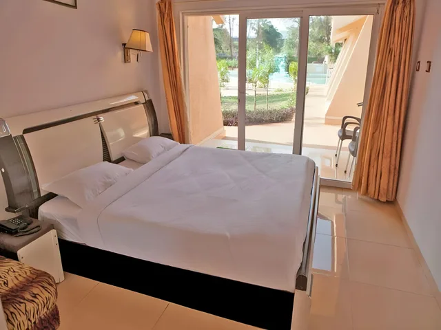غرفة ديلوكس بسرير كينج، Whispering Woods Resort-Lonavala 2/2
